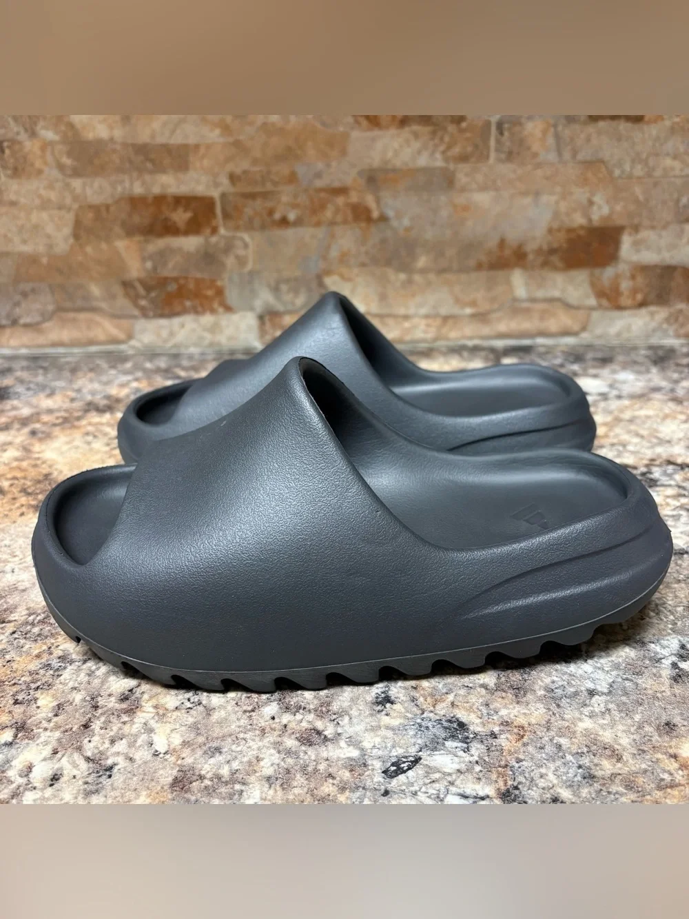 Adidas X Yeezy Slides ONYX Mens Size 6 Women’s 7.5